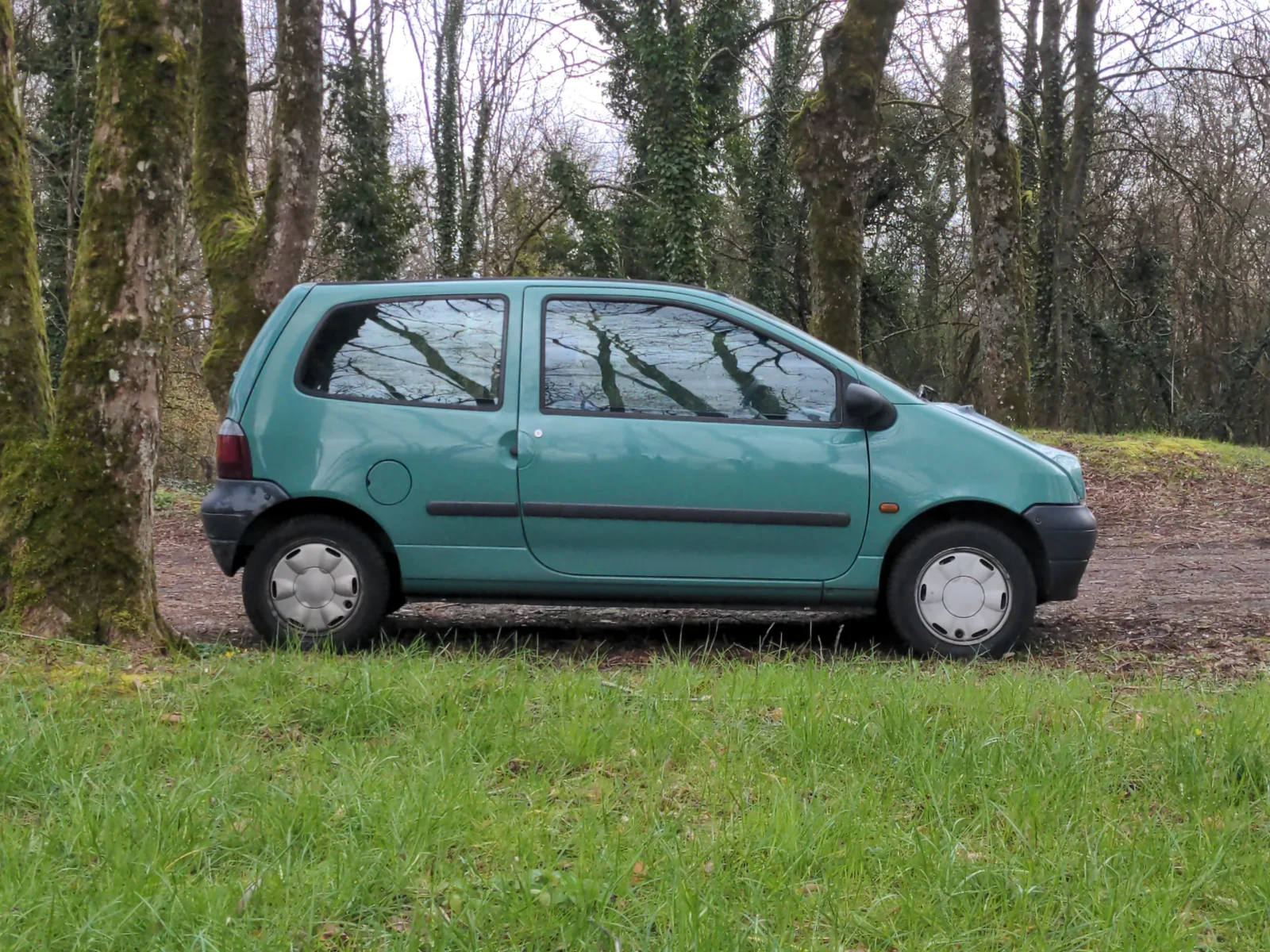 Vente de pièces neuves pour Renault Twingo MK1. Pièces détachées mécaniques et carrosserie neuves, consommables atelier et peinture, réparations électroniques, caulculateur, compteur, bloc ABS, boite automatique, outillage, matériel d'atelier.