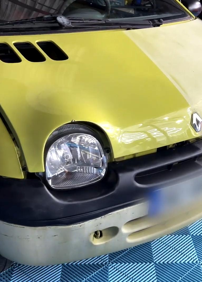 Renault Twingo première génération en cours de détailling et poly-lustrage. Collection 1, collection 2, collection 3, collection 4, collection 5, collection 6, collection 7.