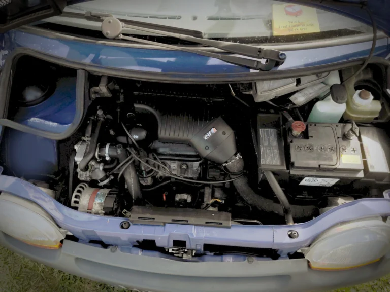 Moteur Cleon Fonte dans son environnement de Renault Twingo 1.