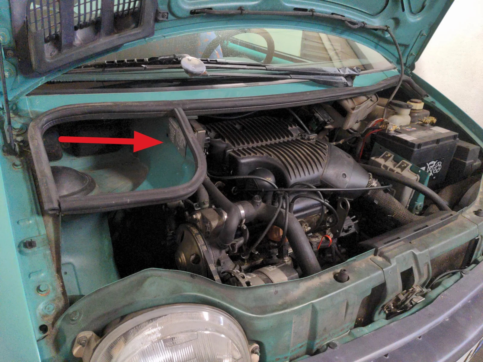 Emplacement d'une plaque constructeur, sur Renault Twingo 1, avant 1997.