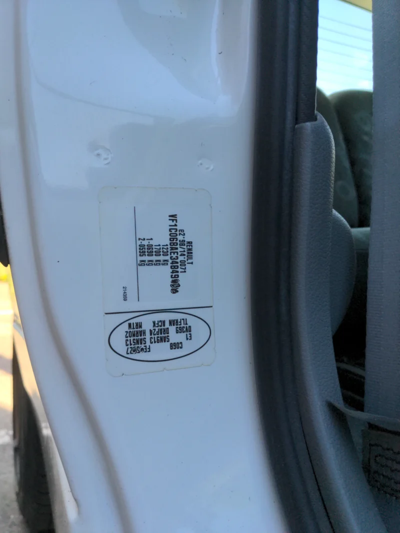 Emplacement d'une plaque constructeur, sur Renault Twingo 1, après 1997.
