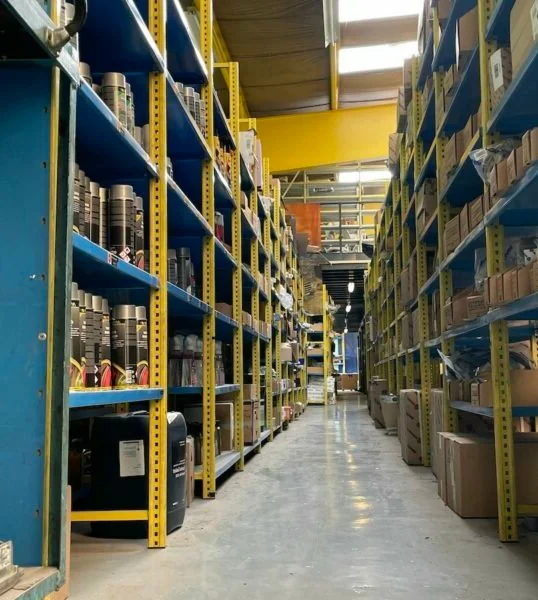 Stock de pièces détaches automobile à dimension industrielle.