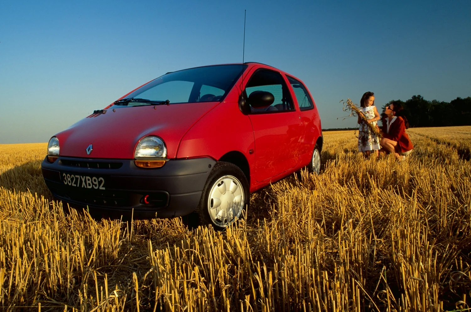 La voiture, Renault Twingo 1 dans les champs, en famille !