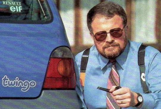 Yves Dubreuil devant une Twingo 1.